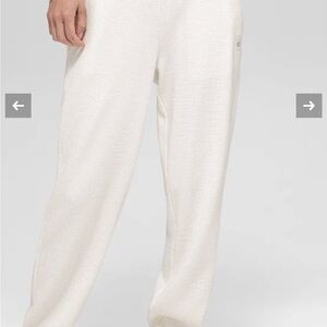 ALO Yoga women’s Cream waffle Sweatpants with pockets on sides.size xxs